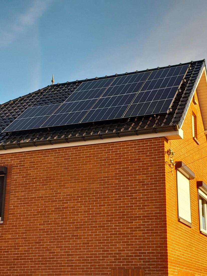 Zonnepanelen op een woning in baksteen