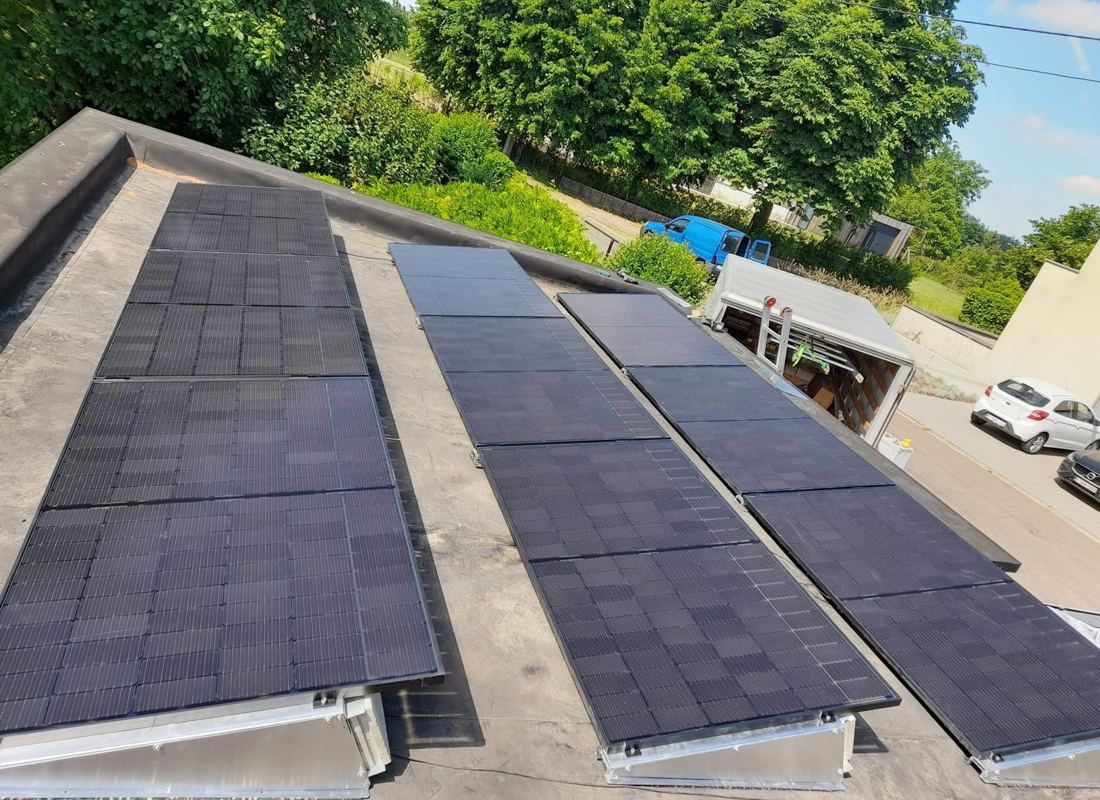 Zonnepanelen op een plat dak
