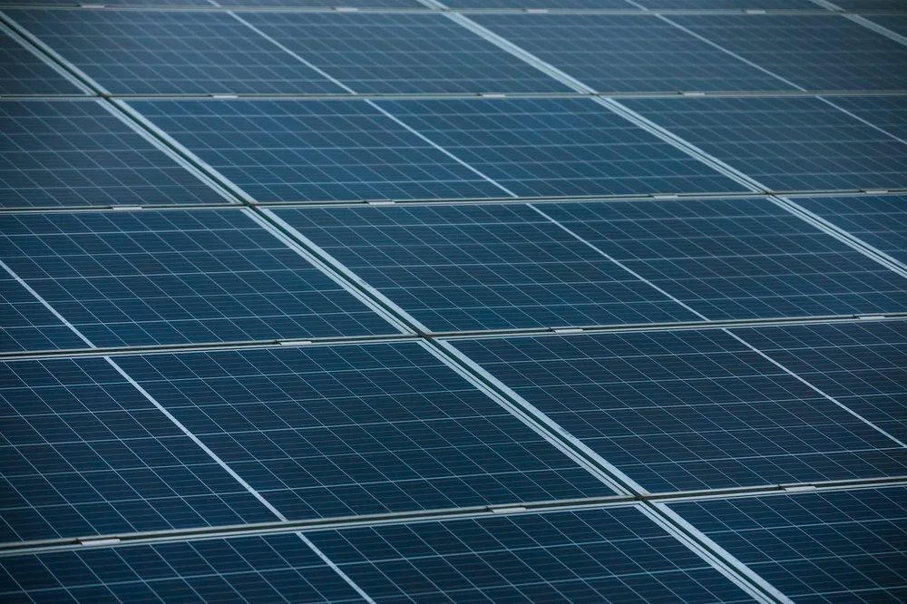 Zonnepanelen op een hellend dak